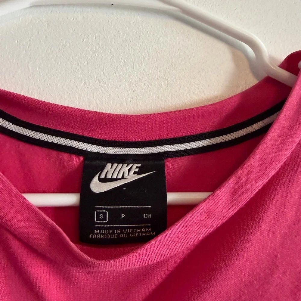 Nike Sportswear Essential Cropped Logo Tee - Pink